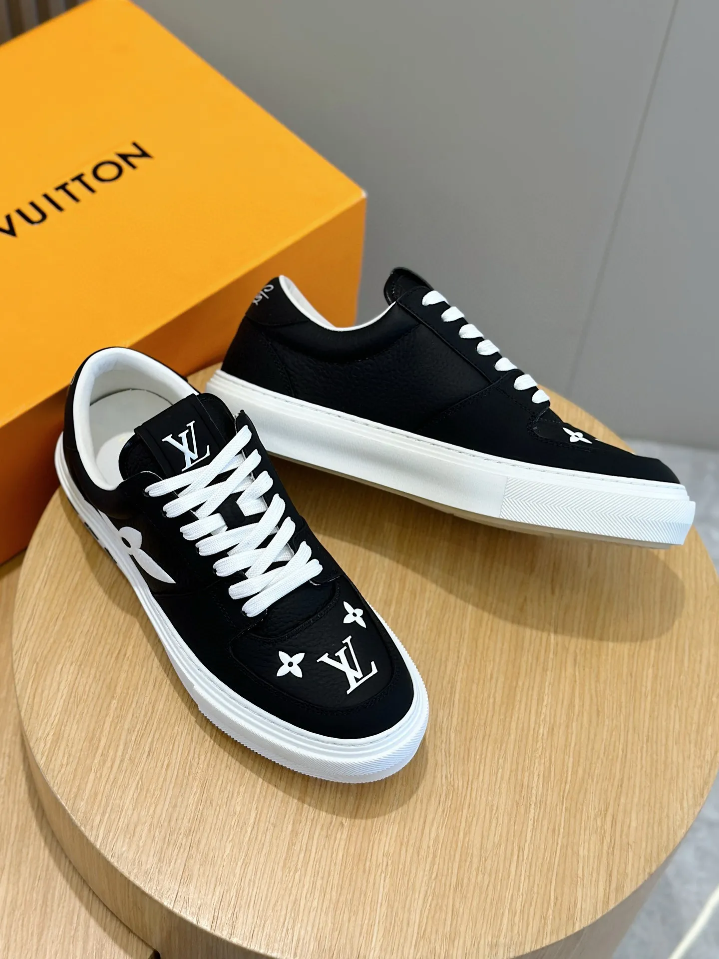 Factory price: 438💰LV full cowhide color-printed men's sneakers. This Ollie lace-up sneaker is made of floral embossed fabric, continuing the inspiration of the season's ready-to-wear collection. The laces are used to set off the gorgeous design, monogram flowers are embellished with transparent rubber outsole, and the brand logo is written on the back. Cowhide upper, cowhide lining, TPU outsole Size: 39-44 (customized at 38.45)